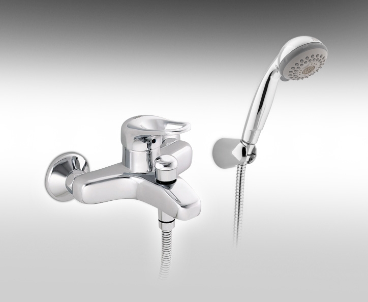 ברז מהקיר לאמבטיה עם מזלף סער, צינור גמיש ומתלה.