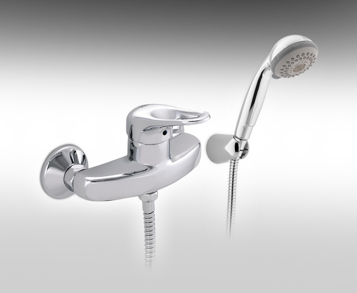 ברז מהקיר למקלחת עם מזלף סער, צינור גמיש ומתלה.